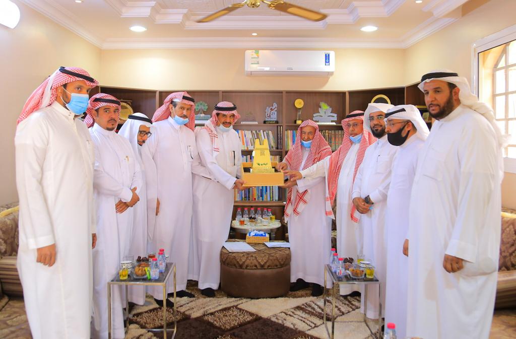 BUKQsa's tweet photo. زار رئيس اللجنة وبعض الأعضاء معالي الدكتور محمد بن ناصر الخزيم شاكرين جهوده ودعمه للجنة، كما قام معاليه بزيارة مقر اللجنة، ومشروع تطوير البلد القديم. https://t.co/vQN196tCL7