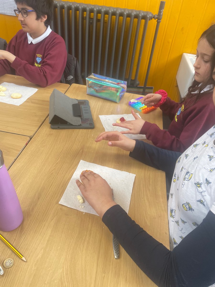 PPSP7B's tweet photo. Making mini Victoria sponges for our V.E day party this afternoon 🥳🇬🇧 https://t.co/lXgo3zVmqM