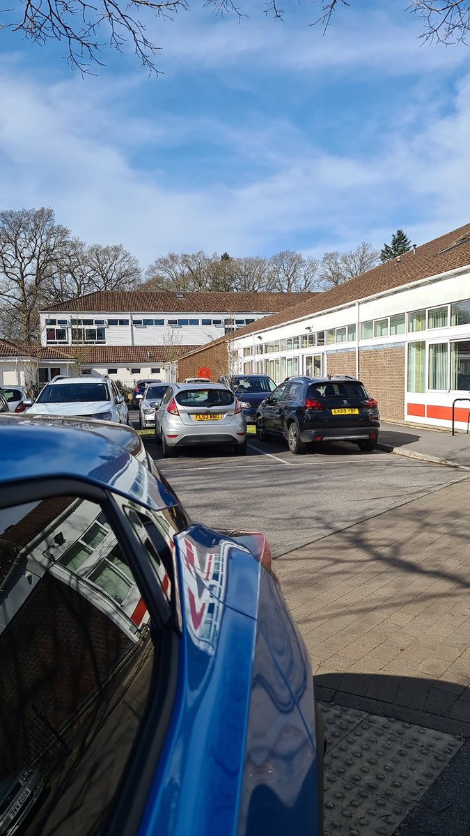 I love teaching at this school especially in the sunshine. A long time ago I arrived with a flyer about starting a HOCKEY club here and the rest is history! So many children and parents are now playing hockey due to a school to club link @FEHockeyClub @EnglandHockey #stateschool