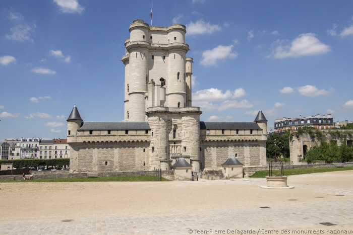 leCMN's tweet photo. #LeSaviezVous 👑 Au Moyen Âge, la #Conciergerie était le palais des rois de France. Ils délaissèrent cette résidence à la fin du XIVe siècle pour s'installer au Louvre et à Vincennes.
https://t.co/dwMpqLCbgd https://t.co/VWr9d8V0SS