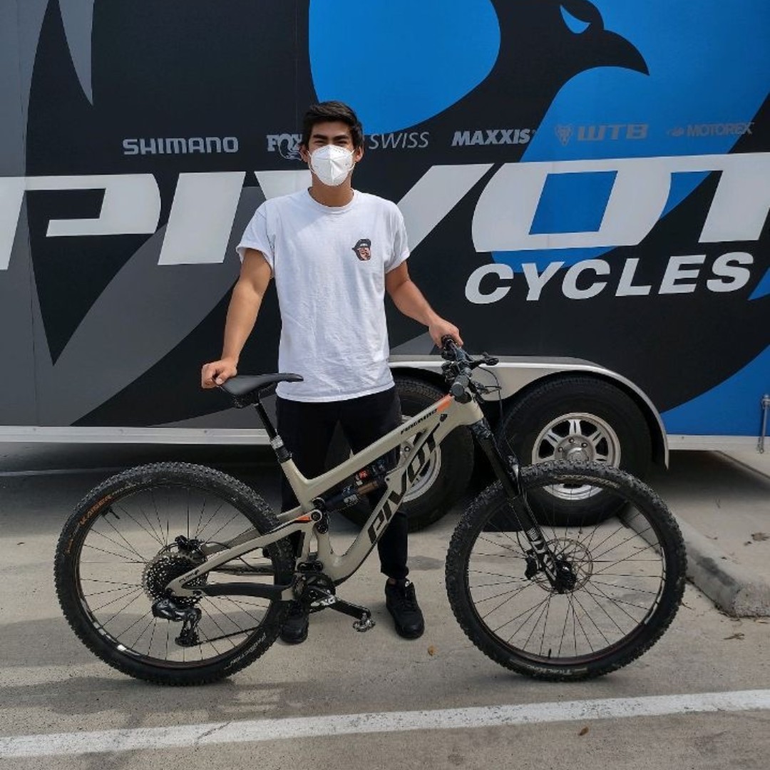 BicycleWorldTx's tweet photo. Fransisco flew up from Mexico to buy this Pivot Cycles Firebird. These bikes have been incredibly popular and hard to come by, but we had what Fransisco was interested in. What a rad bike!

#TexassPremierBikeShop #DestinationShop #LBS #PivotCycles #Firebird #MTB #Enduro https://t.co/yxREsgnCnl