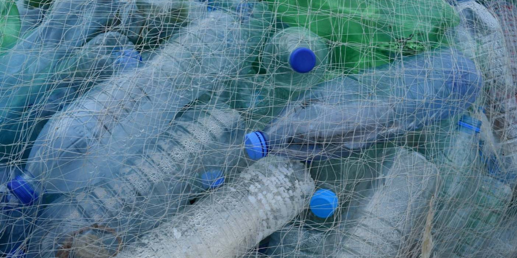 EC_magazine's tweet photo. The 3rd annual plastics survey conducted by @EIA_News &amp; @GreenpeaceUK showed that the ten leading supermarkets collectively put almost 900,000 tonnes of plastic packaging on the market in 2019.
We take a look at what actions you can take #PlasticPollution
https://t.co/Mb2flMt4zG https://t.co/G7t6nll3GY