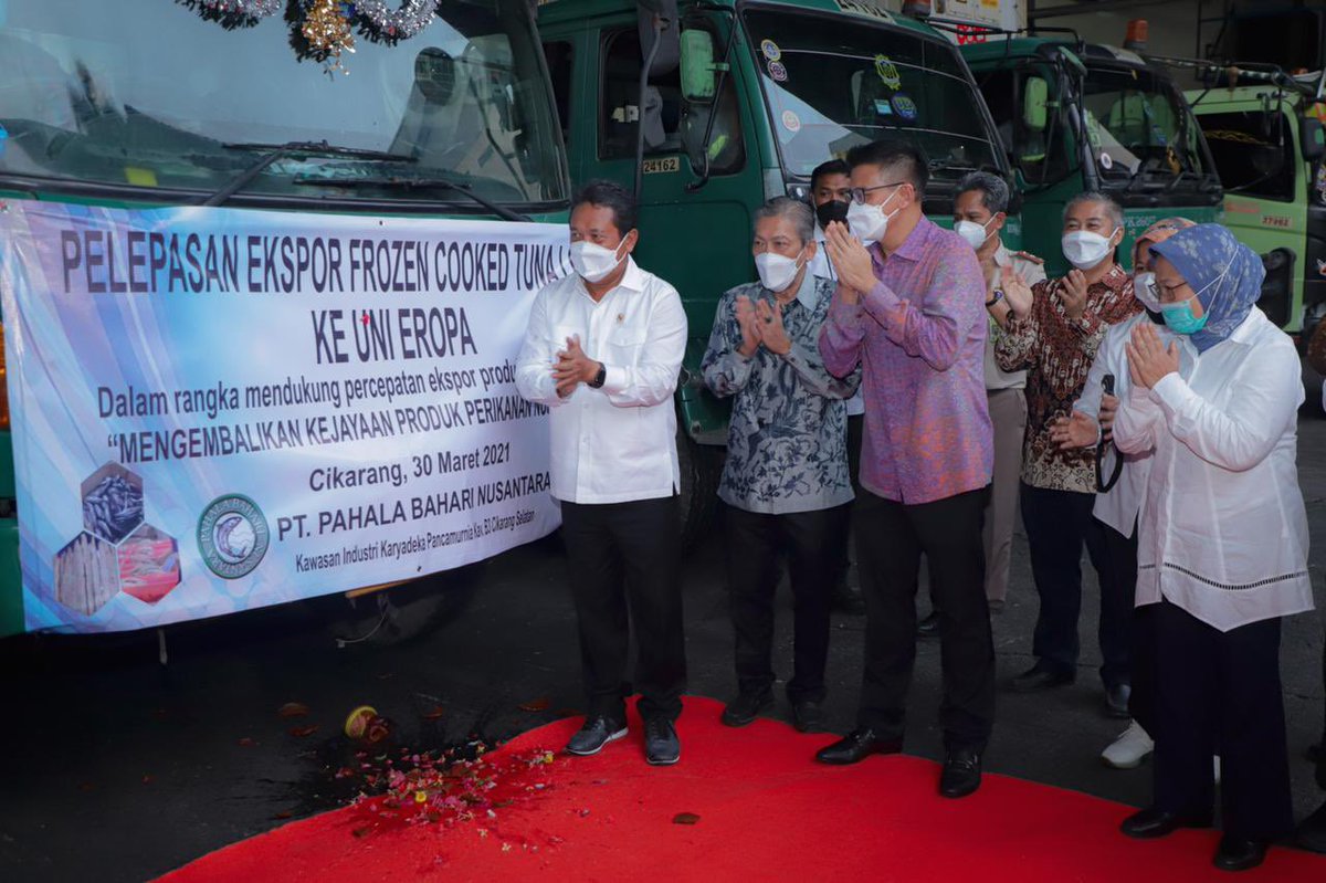 saktitrenggono's tweet photo. Berikutnya melakukan pelepasan ekspor secara simbolik produk olahan Ikan Tuna yang akan dikirm Uni Eropa sebanyak 100 ton.

#kkprebound #rbkkphebat #kkprebound2021 #kkp #kkpgoid https://t.co/5hJbQUZoTH