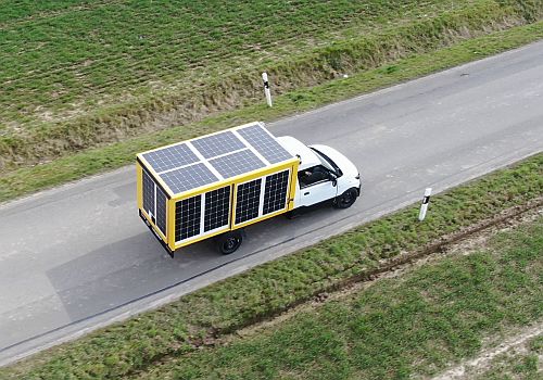 ZuseGem's tweet photo. Mit #Photovoltaik den Boom des Lieferverkehrs nachhaltig gestalten + #ErneuerbareEnergien auf die Straße bringen: Das schafft industrienahe #Forschung des #ISFH zusammen mit @VitescoT, @HZBde et al. in Street, Förderprojekt des @BMWi_Bund
Copyright: ISFH
https://t.co/0NeTZKIghx https://t.co/9laU6BPoy1