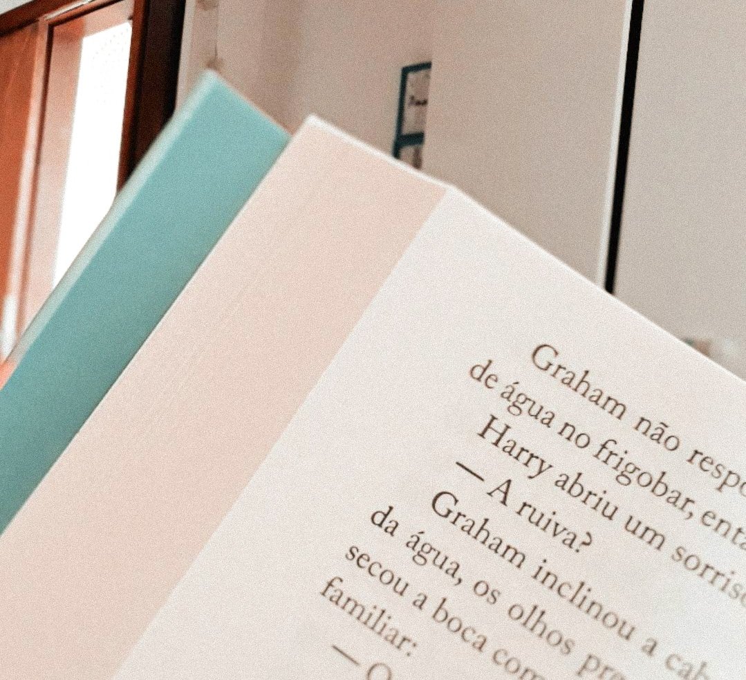 VictoriaaIsabel's tweet photo. bom dia com essa fofura de livro https://t.co/Sc2fYbISOI