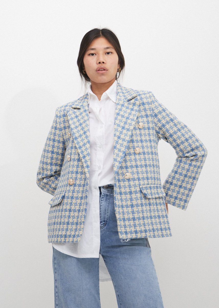 Esta Semana Santa tan peculiar viene con una bajada de temperatura, pero nosotros tenemos las blazers que vas a necesitar. Pásate por nuestra web y no te las pierdas!
mulaya.com/es/142-abrigos…