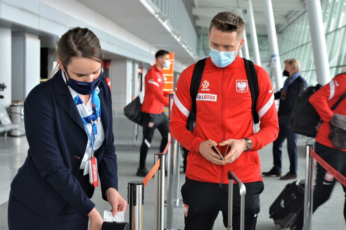 LSASaero's tweet photo. Dziś mieliśmy przyjemność obsłużyć rejs @LOTPLAirlines, którym Reprezentacja Polski w piłce nożnej udała się do Londynu na eliminacje do Mistrzostw Świata 2022 ⚽🥅
Trzymamy kciuki❗🤞
#LSWORLD @ChopinAirport #B738 #HandlingLifestyle #MŚ2022 https://t.co/8ZxTQxkIrx