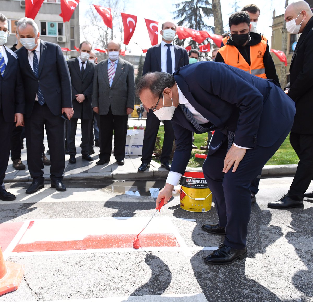 SeddarYavuz's tweet photo. İçişleri Bakanlığı’nın yaya güvenliği ve önceliği için “30 Mart’ta Kırmızı Çizgimizi Çekiyoruz” uygulaması kapsamında bugün Cumhuriyet Parkı kavşağında Yaya Önceliği Kırmızı Çizgimizdir”etkinliğini gerçekleştirdik. #YayalarKırmızıÇizgimiz 🚶‍♂️🖍 https://t.co/8at6fYnLrI