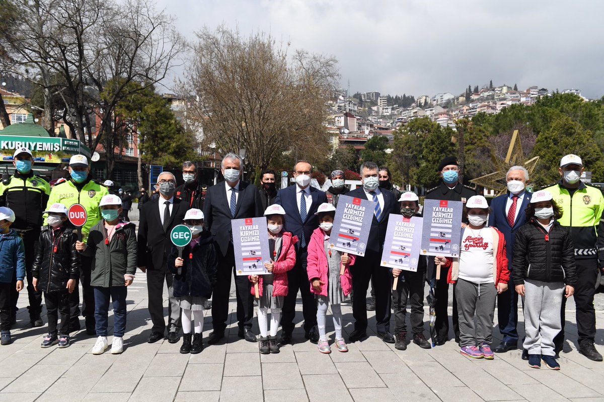 SeddarYavuz's tweet photo. İçişleri Bakanlığı’nın yaya güvenliği ve önceliği için “30 Mart’ta Kırmızı Çizgimizi Çekiyoruz” uygulaması kapsamında bugün Cumhuriyet Parkı kavşağında Yaya Önceliği Kırmızı Çizgimizdir”etkinliğini gerçekleştirdik. #YayalarKırmızıÇizgimiz 🚶‍♂️🖍 https://t.co/8at6fYnLrI