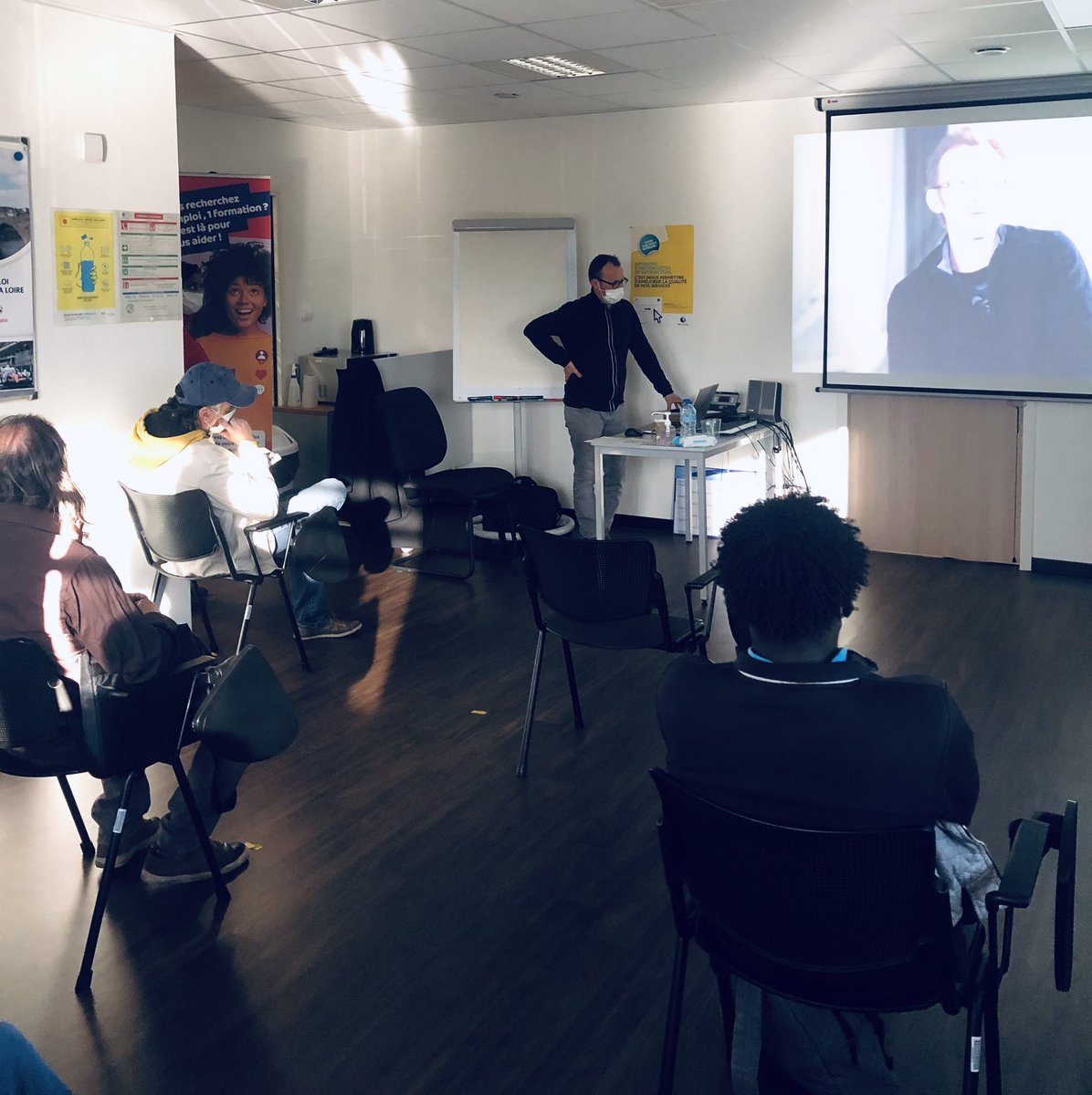 JeguMelina's tweet photo. Merci à Frédéric Dufour qui a présenté les formations dispensées par Les Compagnons du Devoir à des demandeurs d’emploi ce matin 
 #TousMobilisés https://t.co/yISvV4YAud