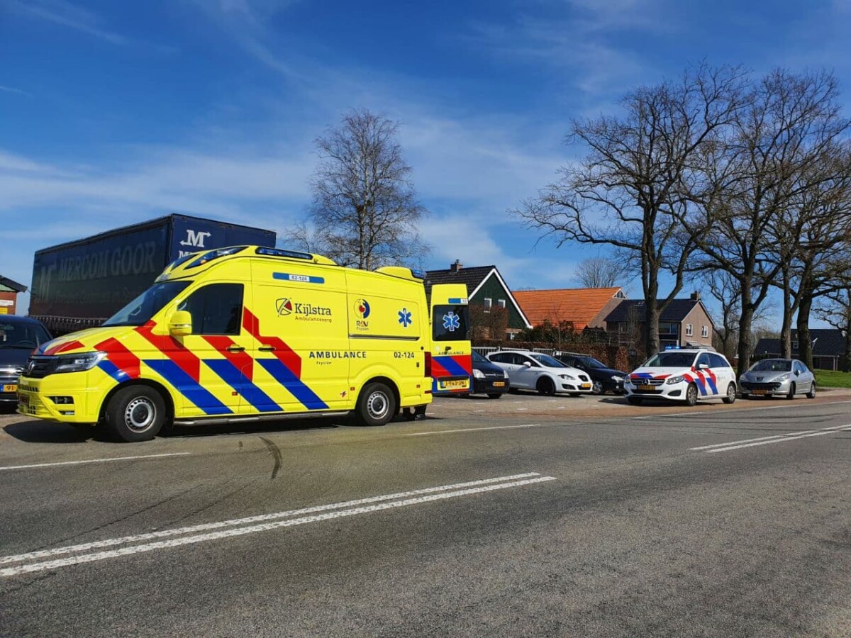 Scooterrijder gewond na ongeval met vrachtwagen - #Friesland -..