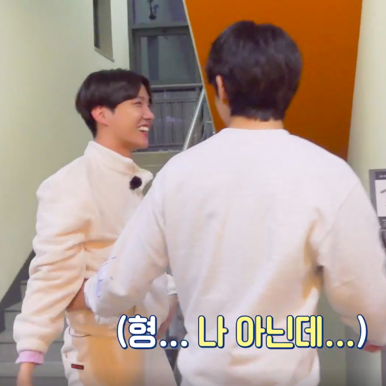 vhopebot's tweet photo. TAE HOLDING HOSEOK'S WAIST??#??#?#!?#??# https://t.co/BXi4BOSmwg