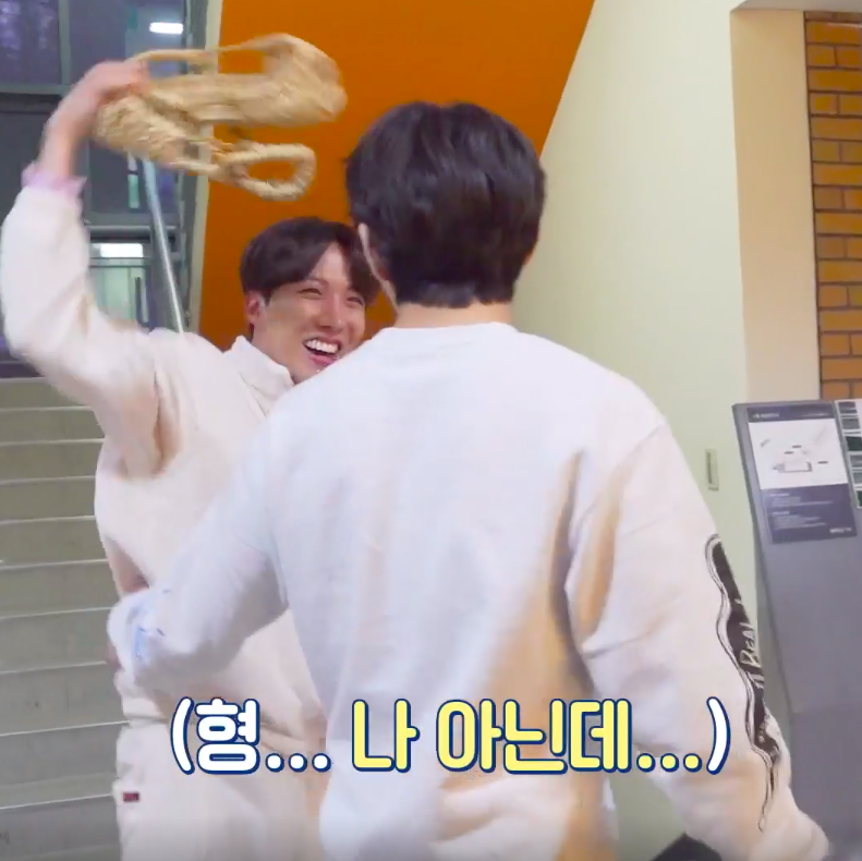vhopebot's tweet photo. TAE HOLDING HOSEOK'S WAIST??#??#?#!?#??# https://t.co/BXi4BOSmwg
