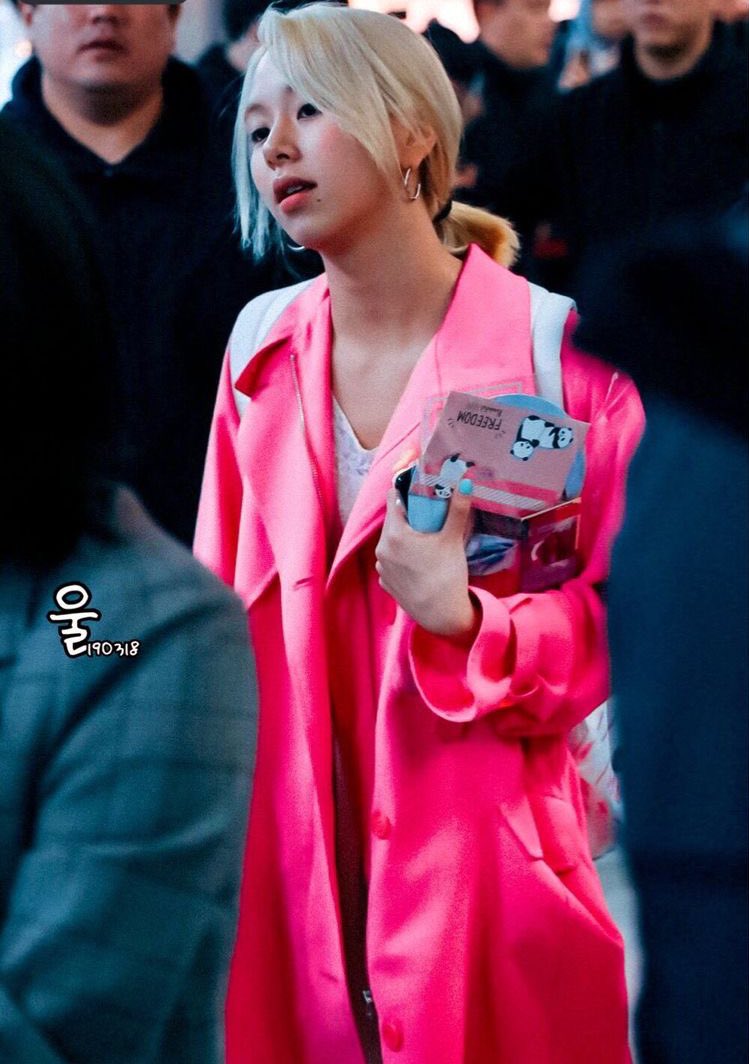 eamochiii's tweet photo. 🗣 chaeyoung in this pink coat https://t.co/YU9vdT3mmO