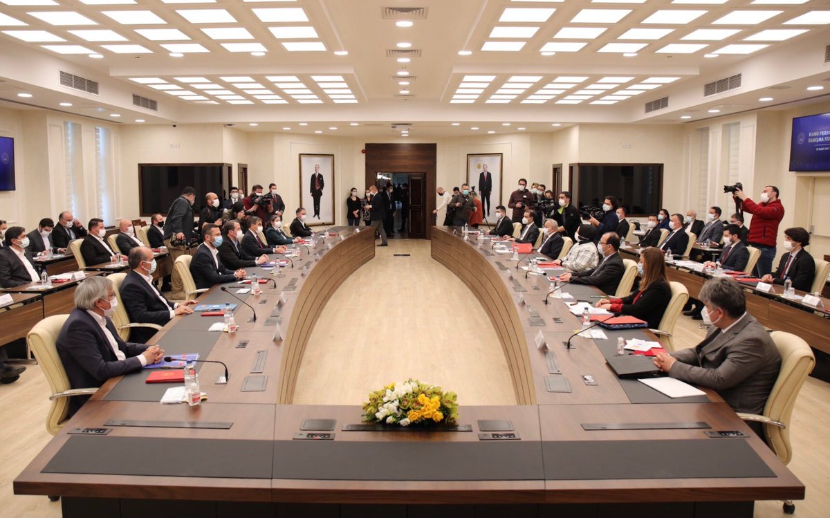 2021 yılının ilk "Kamu Personeli Danışma Kurulu (KPDK) Toplantısı" Aile, Çalışma ve Sosyal Hizmetler Bakanı <a href="/ZehraZumrutS/">Zehra Zümrüt Selçuk</a>, Memur-Sen Genel Başkanı <a href="/_aliyalcin_/">Ali YALÇIN</a>, Memur-Sen’e bağlı sendikaların genel başkanları ve ilgili bürokratların katılımıyla başladı.