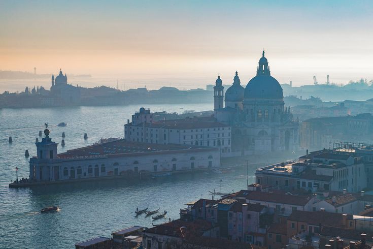 I wish you all a wonderful afternoon. Buon pomeriggio a tutti voi ~💙~ #venezia #venice #serenissima #feelvenice #lovevenice #thebestview #beautifulview ~ ph.by Peter Ruthven