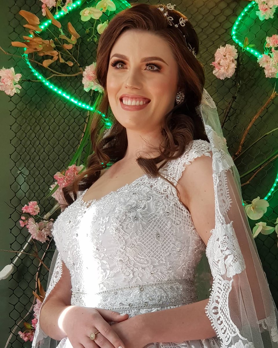 SHANDERKANZAS's tweet photo. Final de semana foi com a Noiva @anaberg97_ maravilhosa com ese penteado romântico.
.
Make-Up  @carla.wendling 
Penteado @SHANDERKANZAS @rodrigomartinez9746
.
#ShanderkanzasConcept #barberConcept #weddingday #noiva2021 https://t.co/JFcPz38OLk