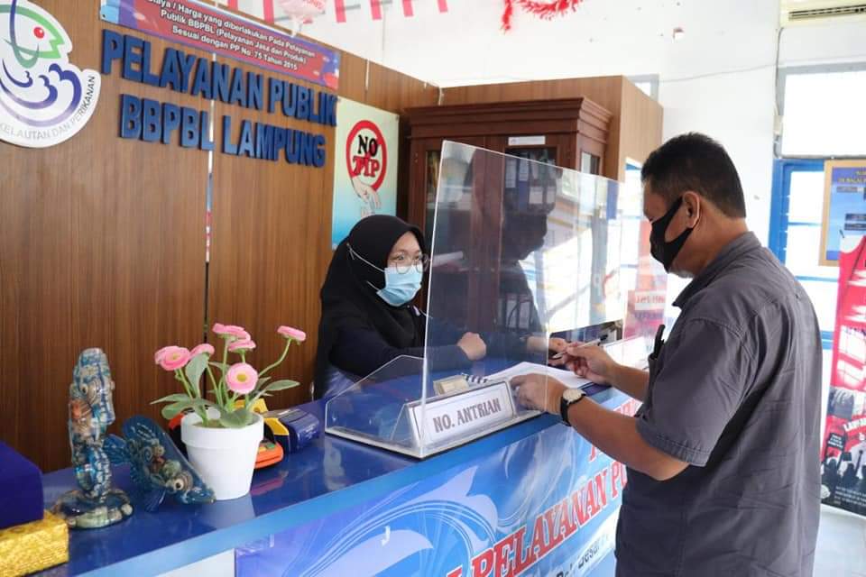 BBPBL_LAMPUNG's tweet photo. Pelayanan Publik BBPBL Lampung melakukan pelayanan penerimaan sample air Tambak, sebanyak 5 sample dari PT. Gold Coin, Suak - Kalianda, Lampung Selatan. Parameter yang akan diuji di Lab. BBPBL adalah uji TOM dan Amonia.
#bbpbllampung #sampelair #ujilab https://t.co/AffFbUaFmJ