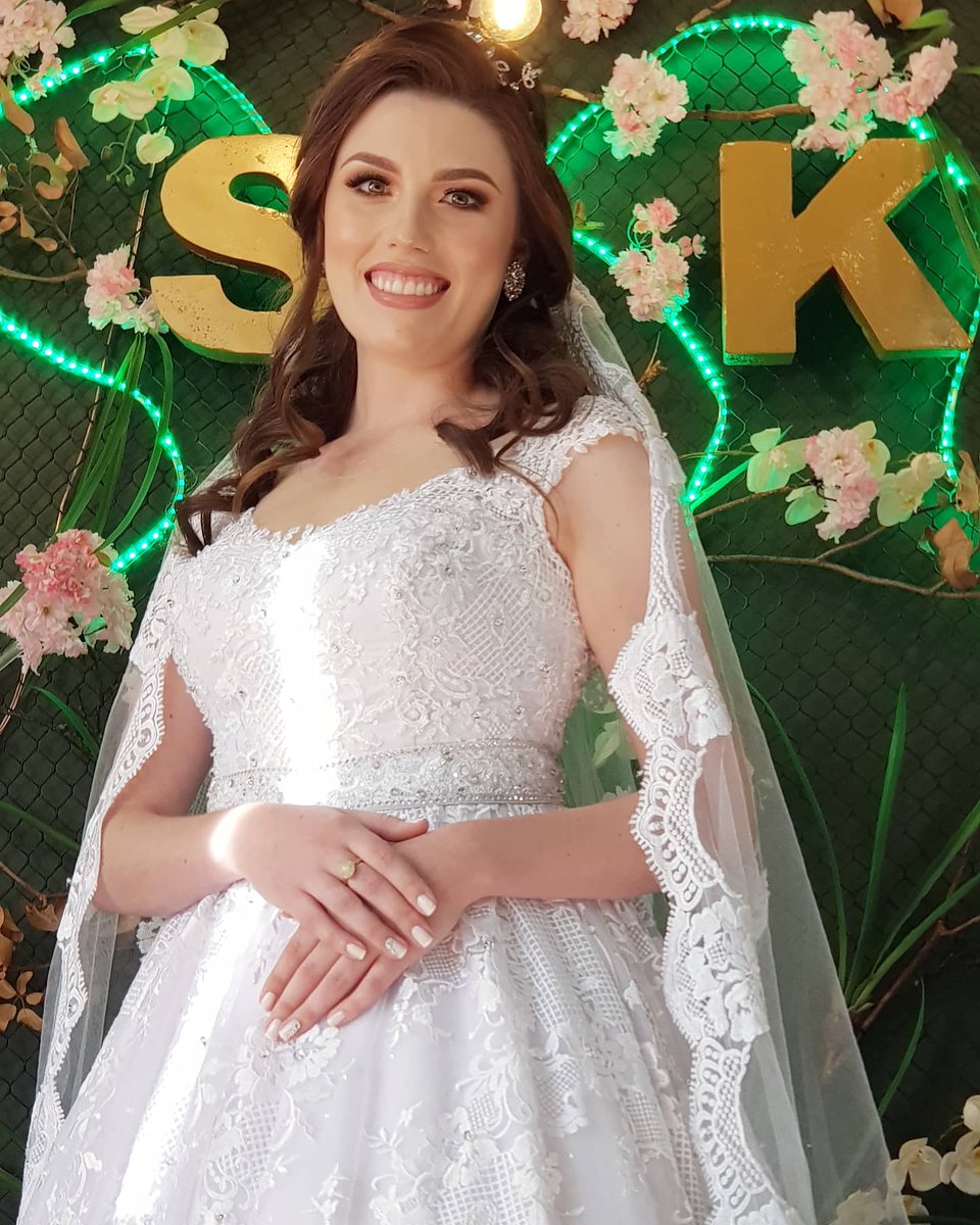 SHANDERKANZAS's tweet photo. Final de semana foi com a Noiva @anaberg97_ maravilhosa com ese penteado romântico.
.
Make-Up  @carla.wendling 
Penteado @SHANDERKANZAS @rodrigomartinez9746
.
#ShanderkanzasConcept #barberConcept #weddingday #noiva2021 https://t.co/JFcPz38OLk