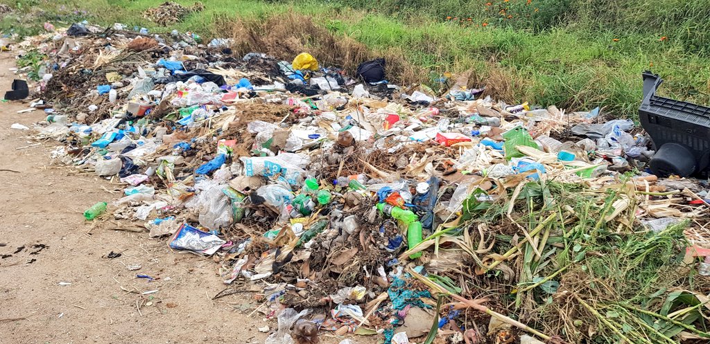 byopra's tweet photo. This is near Ngcebetsha Road in Mzilikazi. Residents in the area are citing inadequacy in the number of times BCC collects waste in the area as the reason why they end up dumping waste there. https://t.co/kQyBWdEx4h