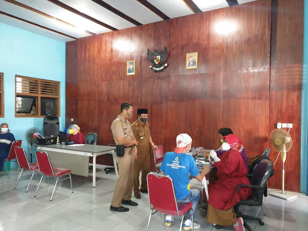 RadarIndramayu_'s tweet photo. Sosialisasi Vaksin Covid-19 Libatkan Ulama https://t.co/Js6NIS2ifI https://t.co/7Vs4SyWIvZ