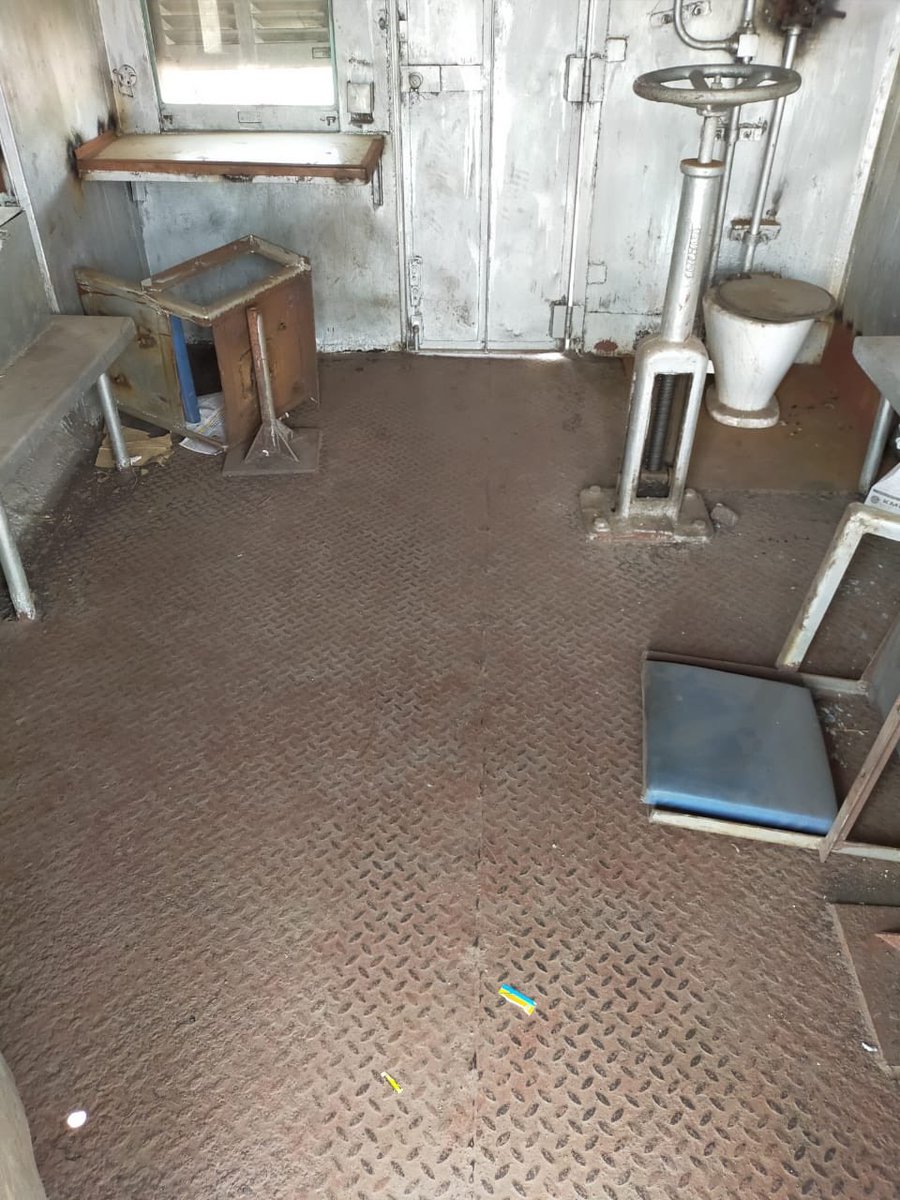 RajeshG88591390's tweet photo. @PMOIndia @PiyushGoyalOffc @HMOIndia
यह है इंडियन रेलवे के " गार्ड साहब" का कार्यस्थल
#TrainGuardStirfortoolbox https://t.co/fcpBROnpfw