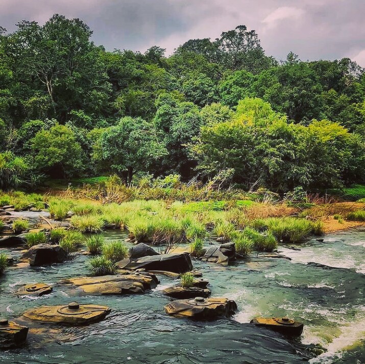 desi_thug1's tweet photo. Temple amidst the river ! one can only see shivalingas all around https://t.co/TKbXaplzhp