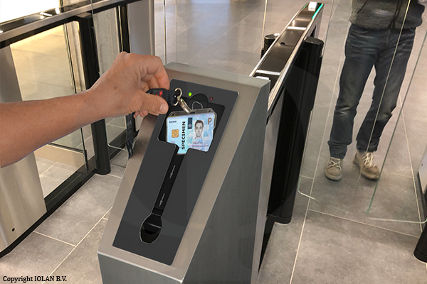 Voor gecontroleerde pasinname van badges met eventueel houder, draaglint of haspel is er de IOLAN innamezuil. Zie: iolan.com/nl/nieuws/bi

The IOLAN intake console is available for the controlled intake of passes with a badge holder, lanyard or reel. See: iolan.com/en/nieuws/bi