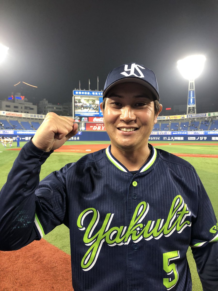 東京ヤクルトスワローズ公式 やってくれました 勝ち越しタイムリー 21年チーム初勝利を届けてくれた16年目の川端慎吾 スワローズ Swallows 東京ヤクルトスワローズ公式 やってくれました 勝ち越しタイムリー 21年チーム初勝利を届けてくれた16年目の川端慎吾 スワローズ Swallows