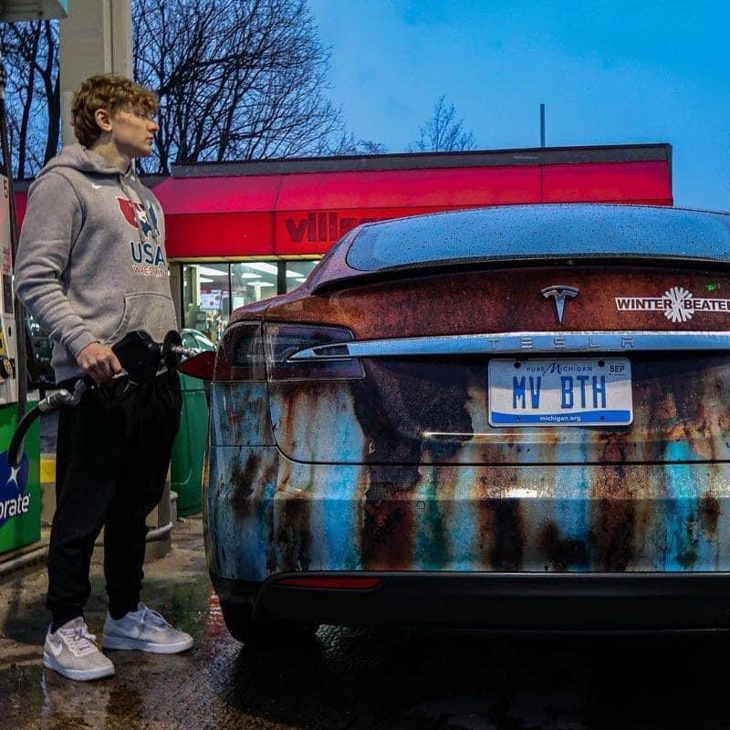 John2Tesla's tweet photo. このラッピングは逆転の発想すぎて脱帽。ラストラップのセンス良すぎる。
#RustWrap #ModelS https://t.co/FrrQa9A16k