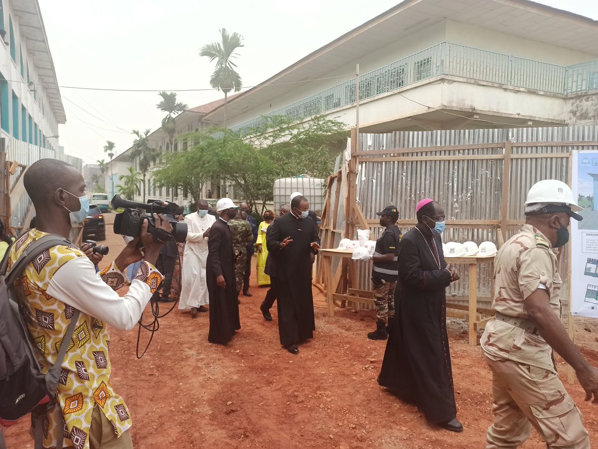 le_4eme_pouvoir's tweet photo. #Travaux #Publics: L'Archevêque Métropolitain de #Yaoundé, Mgr #Jean #Mbarga a entamé ce mardi 30 mars la visite du site de construction du Collège La Retraite, qui comprend des bâtiments annexes et Gymnase. Travaux conduits par le #Génie #Militaire @HonneurFidelite @mindef_cm 🇨🇲 https://t.co/M24HSpWB2d