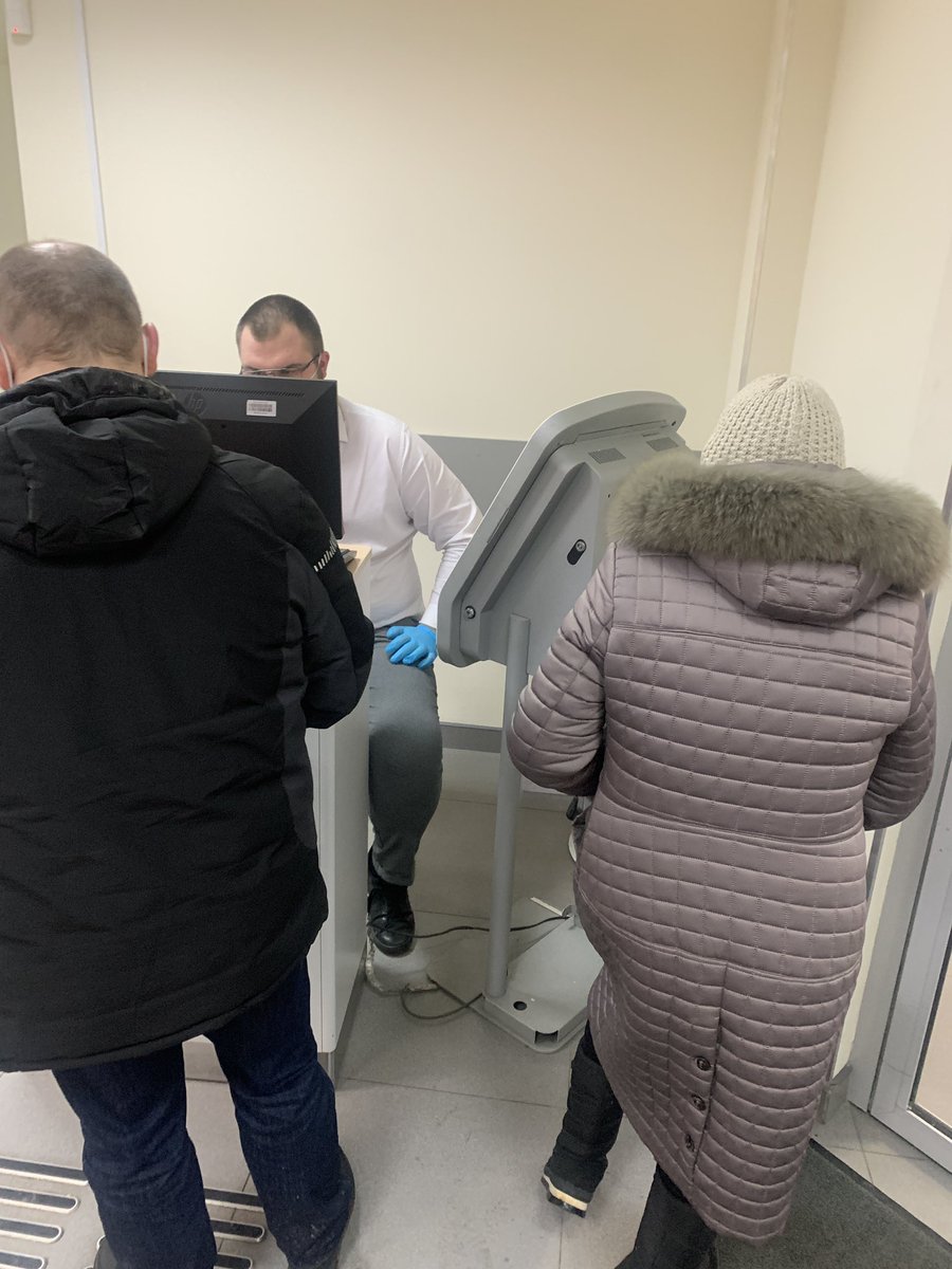Дорогой <a href="/alfabank/">Альфа-Банк</a>, а это нормально, что во всех отделениях терминал для клиентов, а в Медведково он только для сотрудника? И что дистанция из-за этого не соблюдается.. и я молчу что сотрудник просит у клиента при всех персональные данные в нарушении закона о их защите?
