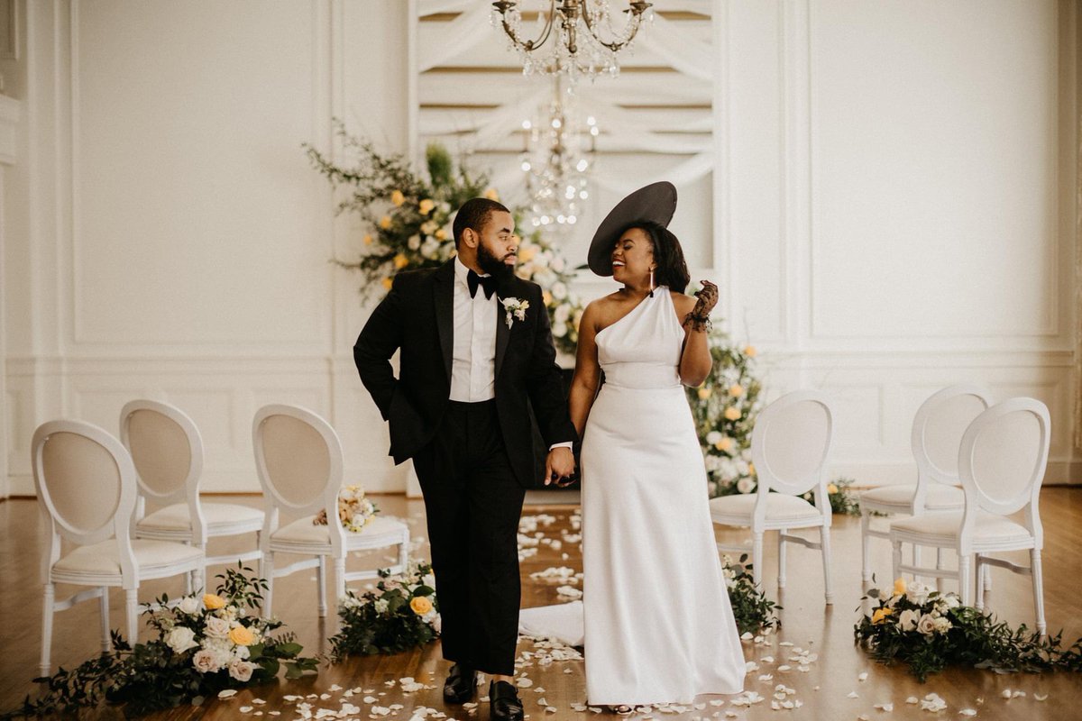 leanwhitit_'s tweet photo. 1940’s inspired wedding shoot
Venue | @hotelconcord
Makeup  | @vogabeauty
Florist  | @weddingswithbarbara
Gown  | @savvybrideboutique
Calligraphy | @delightedcalligraphy
Earrings!| @aliviahandmade
Chairs | @cookerentals
Hat | Etsy | @shop.jvaccessories
Photographer: @avonnephoto https://t.co/o99H51105L