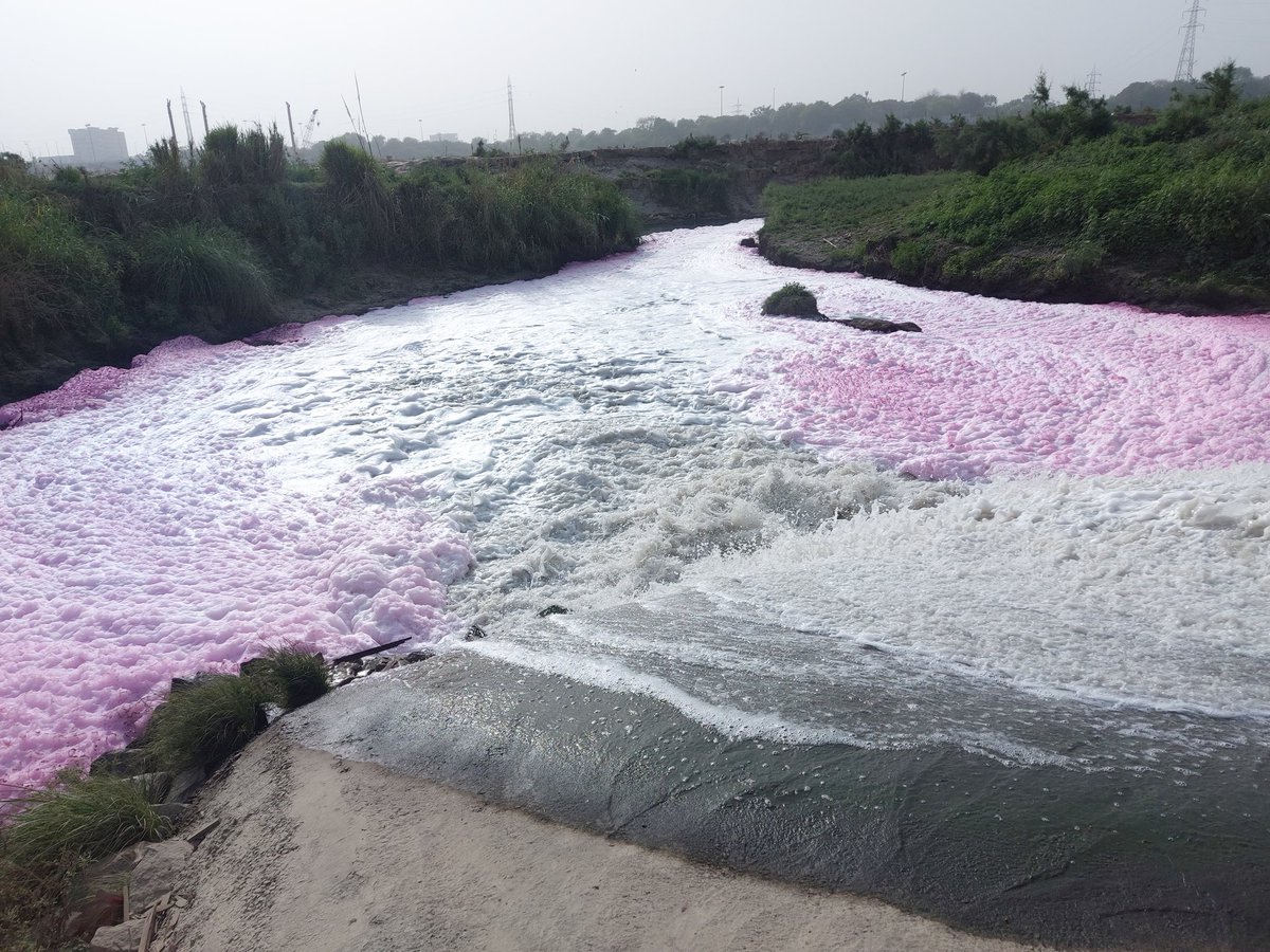 varungulati84's tweet photo. @CPCB_OFFICIAL @yamunajiye @amitratheeadv @TOIDelhi @PrakashJavdekar @moefcc 
Water discharged from jeans dyeing units entering in yamuna directly without any treatment, and govt thinks that now yamuna will be cleaned, pathetic!!! https://t.co/fMrKZdvWx6