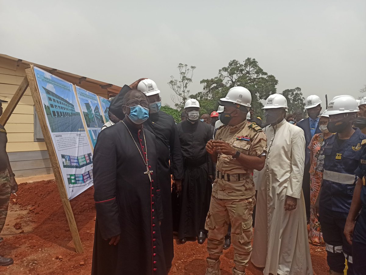 le_4eme_pouvoir's tweet photo. #Travaux #Publics: L'Archevêque Métropolitain de #Yaoundé, Mgr #Jean #Mbarga a entamé ce mardi 30 mars la visite du site de construction du Collège La Retraite, qui comprend des bâtiments annexes et Gymnase. Travaux conduits par le #Génie #Militaire @HonneurFidelite @mindef_cm 🇨🇲 https://t.co/M24HSpWB2d
