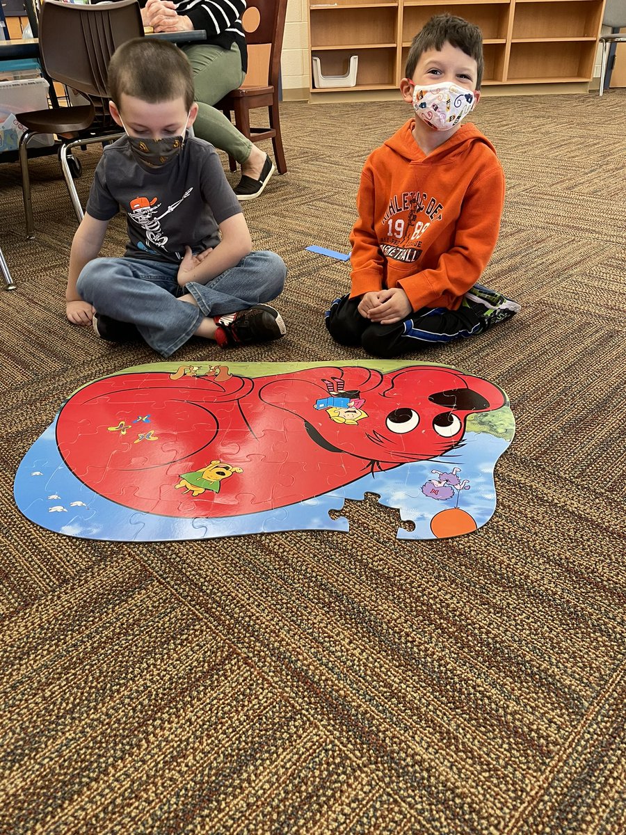 MichelleElyse70's tweet photo. Using our social skills to put this awesome Clifford puzzle together @LingleAveElem #AutismAwarenessWeek https://t.co/VjhyEgtHip