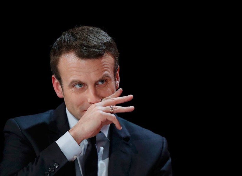 ccastanette's tweet photo. Alerte info : la société Dyson en dépôt de bilan, après qu'un test indépendant ait montré qu'@EmmanuelMacron avait une aspiration supérieure au célèbre aspirateur. https://t.co/I9p4QTxzUd