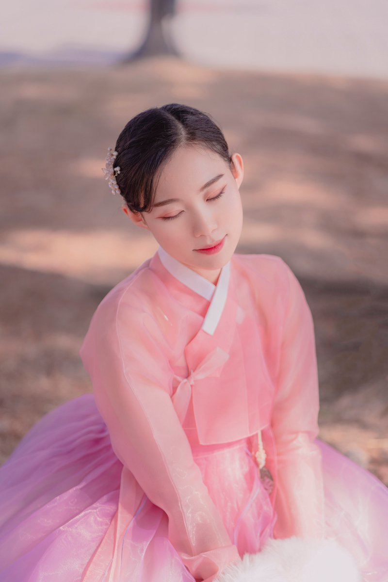 enjyu_cos's tweet photo. 아랑한복 또 입고싶오..🥺
🌺❤️🌺
Photo by. @CherryPie_85
━━━━━━━━━━━━━
#HappyNewYear2021
#Korea_hanbok_challenge #한복_챌린지
#청춘한복아랑 #아랑한복
#team_cherrypie🍒
#portrait #portraitphotography
#ポートレート
#Enjyu_Daily https://t.co/C2D5DGlCEo