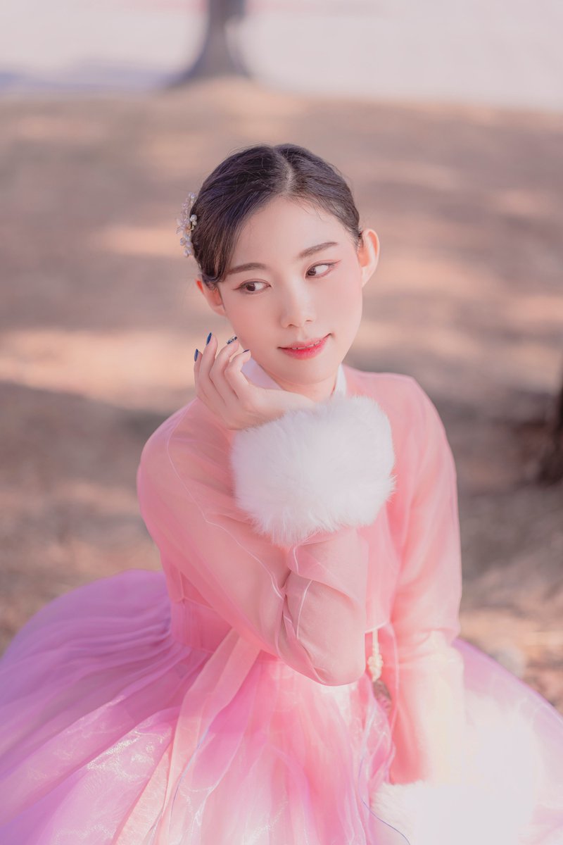 enjyu_cos's tweet photo. 아랑한복 또 입고싶오..🥺
🌺❤️🌺
Photo by. @CherryPie_85
━━━━━━━━━━━━━
#HappyNewYear2021
#Korea_hanbok_challenge #한복_챌린지
#청춘한복아랑 #아랑한복
#team_cherrypie🍒
#portrait #portraitphotography
#ポートレート
#Enjyu_Daily https://t.co/C2D5DGlCEo