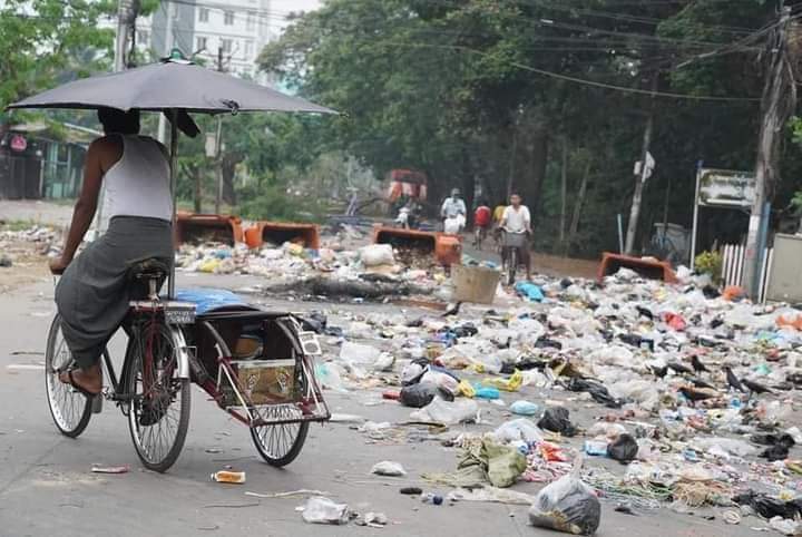 PrincessWu11's tweet photo. Protesters littered the streets
Which country can accept this?
These are actions that have no standard at all. 
#WhatsHappeningInMaynmar 
#CrimesAgainstHumanity 
#Seethetruthplease
#Stopmakingfakenews https://t.co/9vDuuQbIHs