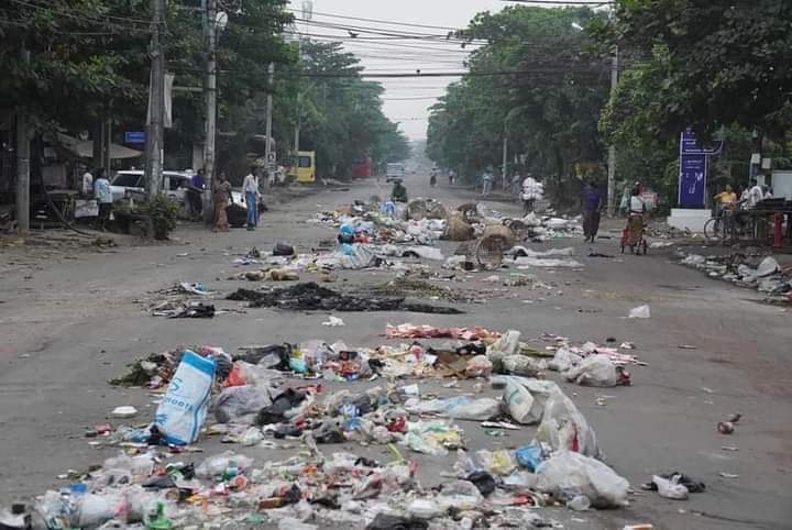 PrincessWu11's tweet photo. Protesters littered the streets
Which country can accept this?
These are actions that have no standard at all. 
#WhatsHappeningInMaynmar 
#CrimesAgainstHumanity 
#Seethetruthplease
#Stopmakingfakenews https://t.co/9vDuuQbIHs