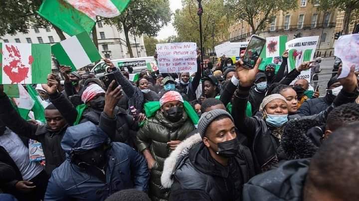 raw_truth247's tweet photo. BREAKING:

Nigerians in the UK gather for the arrival of President Buhari in the UK to send him back to Nigeria. https://t.co/HC480MMeg7