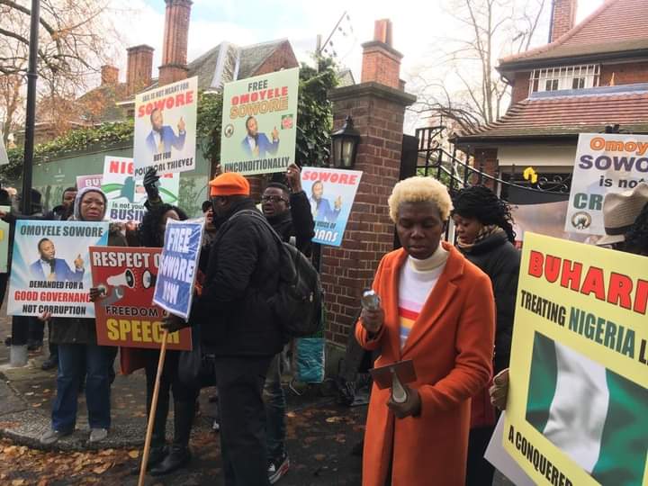 raw_truth247's tweet photo. BREAKING:

Nigerians in the UK gather for the arrival of President Buhari in the UK to send him back to Nigeria. https://t.co/HC480MMeg7