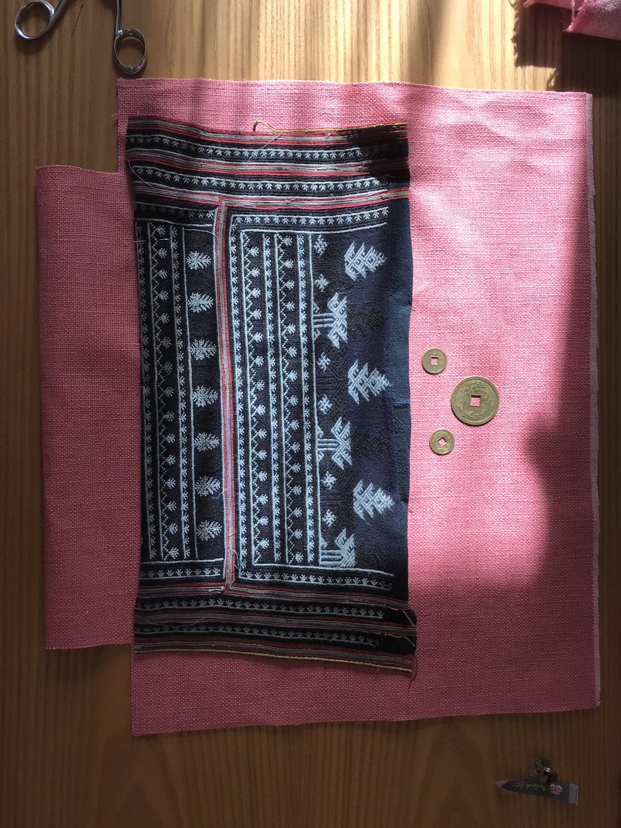 EPVN_EPVN's tweet photo. Preparation de 50 kits de #sacs à main avec les #broderies des femmes des #villages #Hmong et #Dao ! On s’active pour vous préparer vos sacs d’été et d’automne ! À suivre ! ⁦@EPVN_EPVN⁩ https://t.co/Q8lMrPuErL