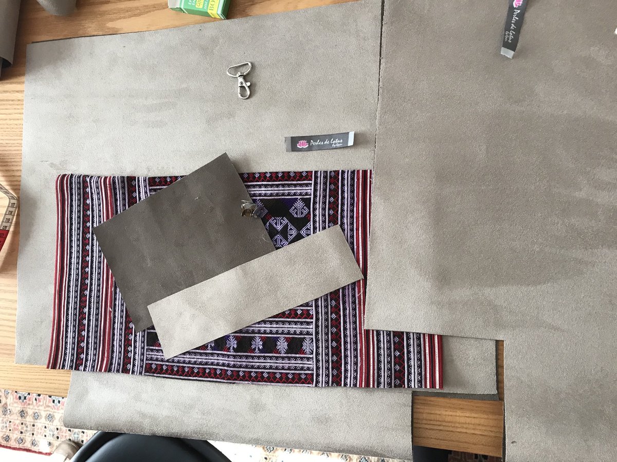 EPVN_EPVN's tweet photo. Preparation de 50 kits de #sacs à main avec les #broderies des femmes des #villages #Hmong et #Dao ! On s’active pour vous préparer vos sacs d’été et d’automne ! À suivre ! ⁦@EPVN_EPVN⁩ https://t.co/Q8lMrPuErL