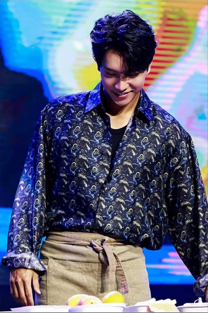 Seung Gi looking so sexy in an apron😍😍😍