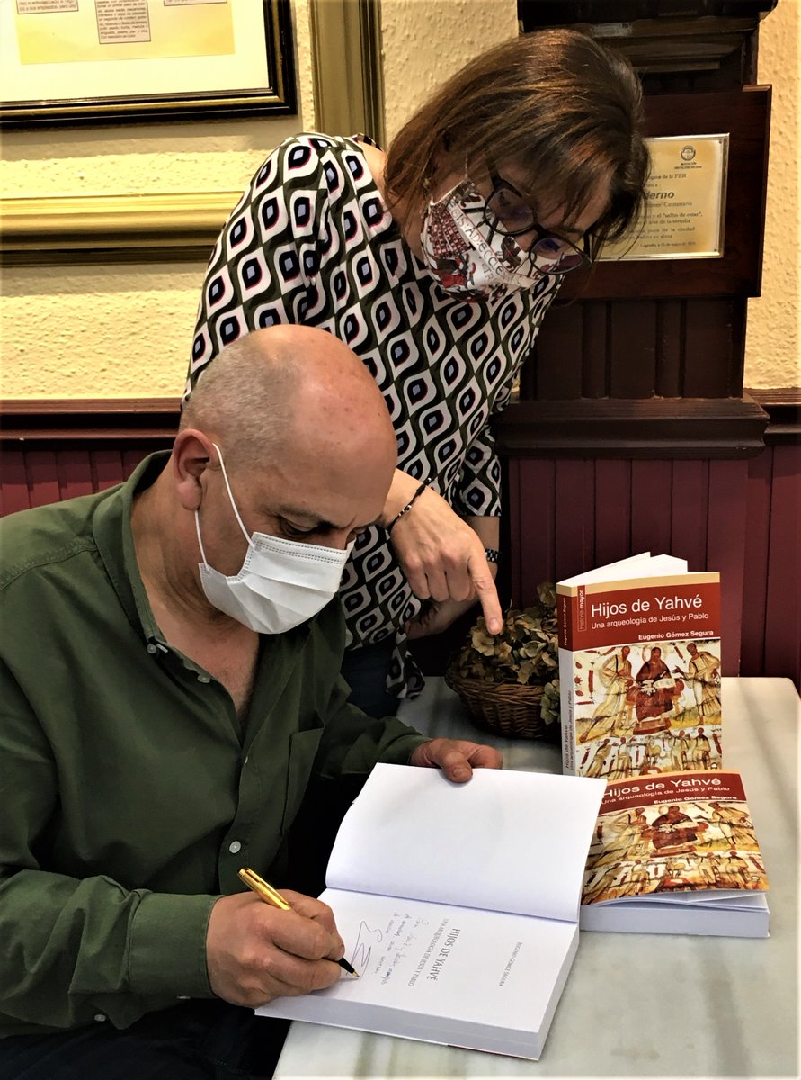 HistoriaEditor1's tweet photo. #EugenioGomezSegura firmando "Hijos de Yahvé" en el #CafeModerno en Logroño, respetando medidas de seguridad y aforo. 
Estamos muy contentos de que se pueda seguir adelante con las presentaciones, las echamos mucho de menos. https://t.co/pUCr0vr2TS