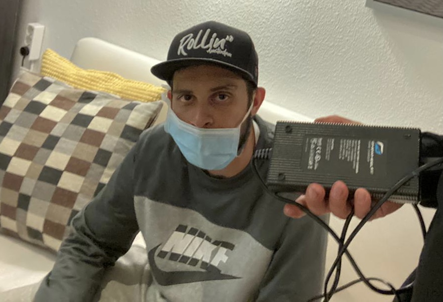 legaalrijden's tweet photo. Ingezonden mededeling. Deze man heeft vorig jaar van een Duitse toerist in Amsterdam zijn Onewheel gestolen. Beetje dom want de Duitser maakte deze beelden van hem. Benieuwd naar de kracht van twitter RT is lief. #onewheel #opsporingverzocht https://t.co/U3B93HeVbo