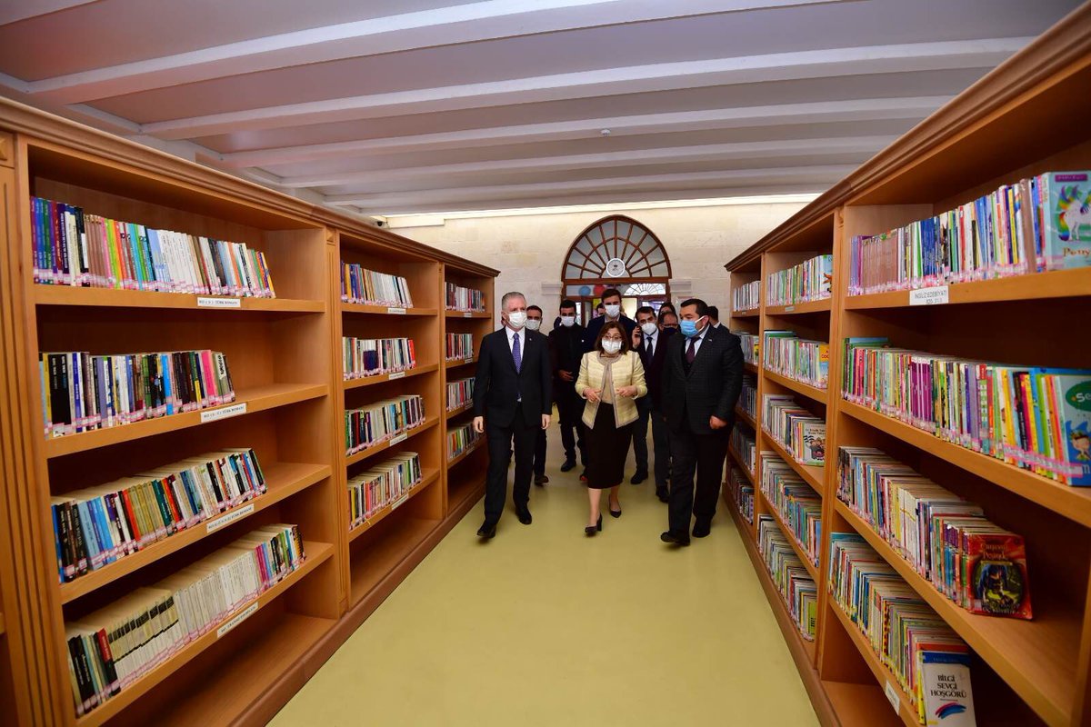 gantepvaliligi's tweet photo. Valimiz @gul_davut, @GaziantepBeld Başk. @FatmaSahin ile 57. #KütüphaneHaftası kapsamında Kültür ve Turizm Müdürlüğünce düzenlenen etkinliğe katılarak 
Şahinbey İlçe Halk Kütüphanesi üyelerinden en çok kitap okuyan öğrenci/yetişkinlere ödüllerini verdi
#BenOkuyorumGaziantepOkuyor https://t.co/b2lAKU89ys