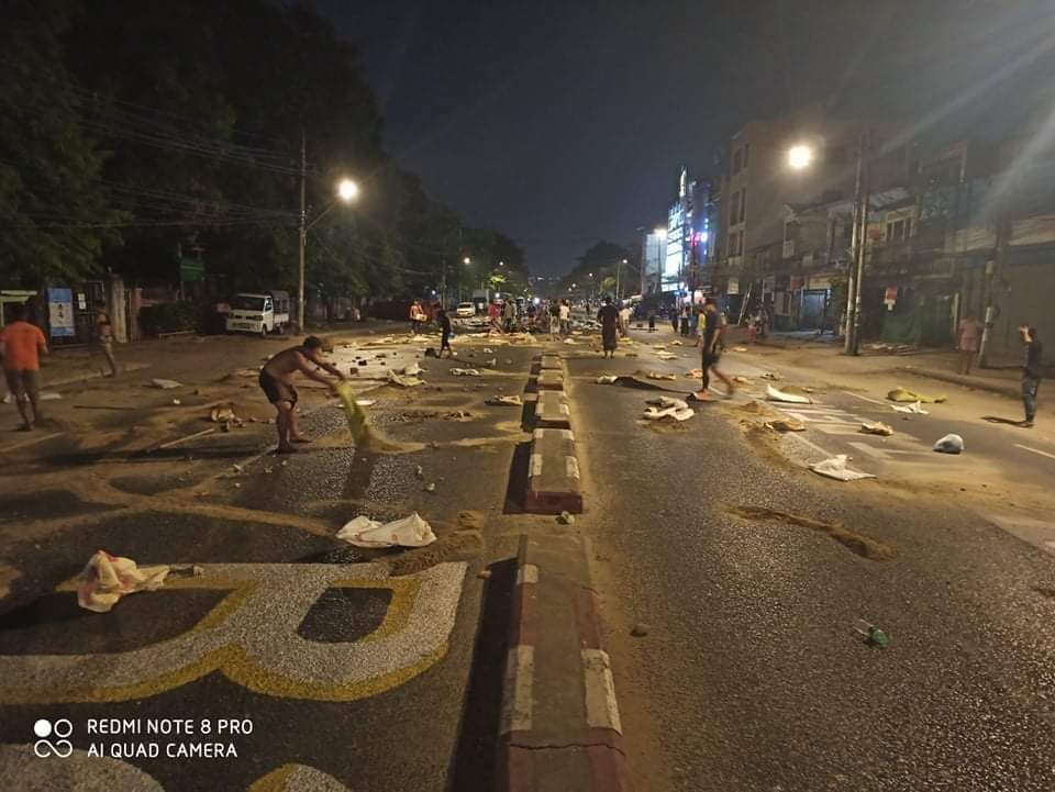 PrincessWu11's tweet photo. Mayangone Township History 2 Quarter, It was held on March 30 on Rangoon Insein Road. Garbage strike scenes
#WhatsHappeningInMaynmar 
#ThespiritofNLDmembers
#SaveMyanmar https://t.co/5DgKXuO4cM